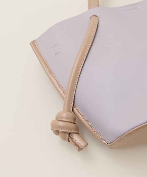 natural couture(ナチュラルクチュール)の「バイカラー台形ミニトートバッグ(ショルダーバッグ・レディース・アイボリー/ブラック/グレイッシュベージュ/ラベンダー・FREE)」の7枚目の写真