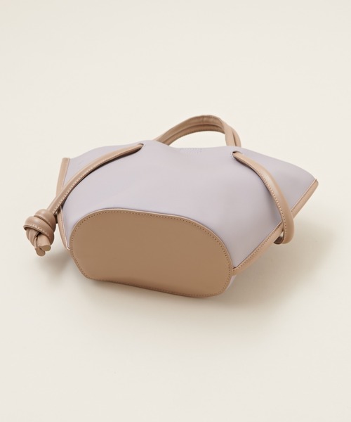 natural couture(ナチュラルクチュール)の「バイカラー台形ミニトートバッグ(ショルダーバッグ・レディース・アイボリー/ブラック/グレイッシュベージュ/ラベンダー・FREE)」の6枚目の写真