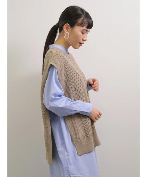 AMERICAN HOLIC（アメリカンホリック）の「ケーブルサイドスリットニットベスト　＊（ベスト・レディース・オフホワイト/モカ・FREE）」の11枚目の写真