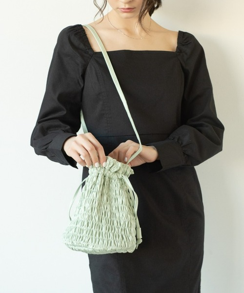 flowriri(フロウリリ)の「2WAYシャーリング巾着バッグ / ショルダーバッグ(ショルダーバッグ・レディース・ブラック/ライトグリーン・FREE)」の2枚目の写真