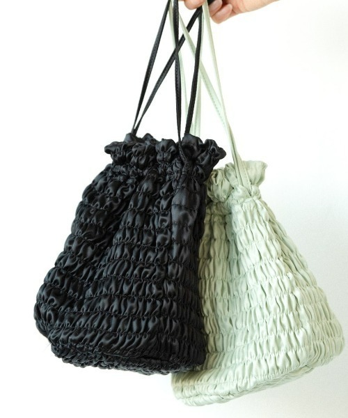 flowriri(フロウリリ)の「2WAYシャーリング巾着バッグ / ショルダーバッグ(ショルダーバッグ・レディース・ブラック/ライトグリーン・FREE)」の1枚目の写真
