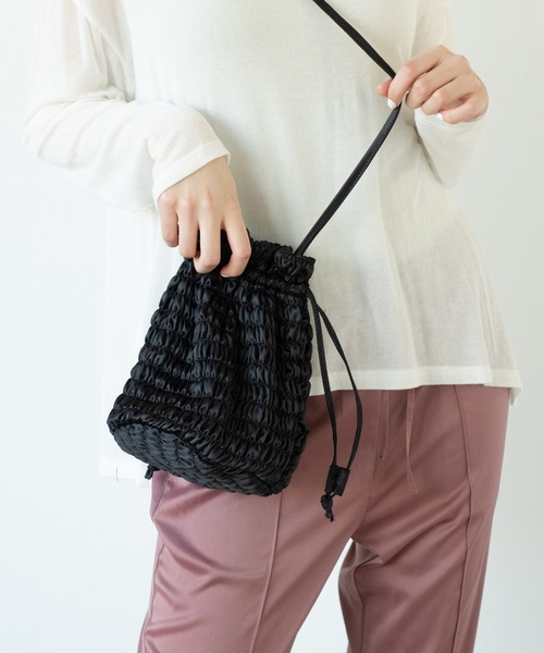 flowriri(フロウリリ)の「2WAYシャーリング巾着バッグ / ショルダーバッグ(ショルダーバッグ・レディース・ブラック/ライトグリーン・FREE)」の6枚目の写真