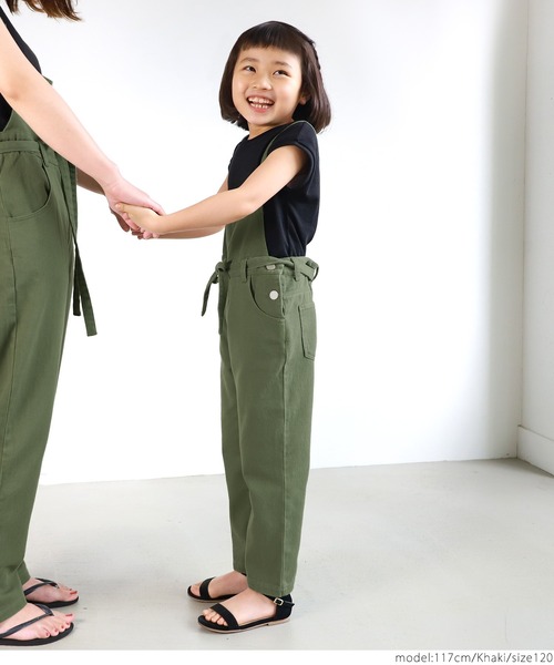 coca（coca）（コカ）の「キッズ ゆるっとサイズ感カツラギサロペット（サロペット/オーバーオール・キッズ・カーキ/アイボリー・100/110/120/130）」の4枚目の写真