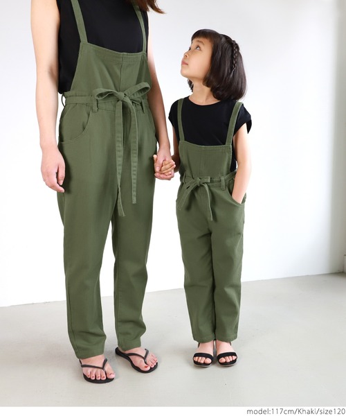 coca（coca）（コカ）の「キッズ ゆるっとサイズ感カツラギサロペット（サロペット/オーバーオール・キッズ・カーキ/アイボリー・100/110/120/130）」の5枚目の写真
