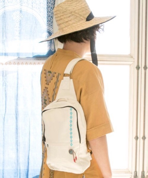 チャイハネ（チャイハネ）の「【チャイハネ】コンチョ＆刺繍ワンショルダーリュック（ボディバッグ/ウエストポーチ・レディース・ネイビー/ブラウン/ナチュラル・FREE）」の8枚目の写真