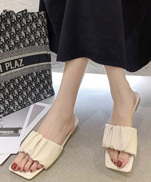 SFW(エスエフダブリュー)の「ギャザーたっぷりでボリューム感あり、脚がきれいに見える フラットミュール(サンダル・レディース・ブラック/ベージュ/イエロー/グリーン・40/38/39/35/36/37)」の2枚目の写真