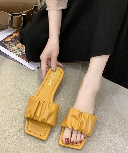 SFW(エスエフダブリュー)の「ギャザーたっぷりでボリューム感あり、脚がきれいに見える フラットミュール(サンダル・レディース・ブラック/ベージュ/イエロー/グリーン・40/38/39/35/36/37)」の4枚目の写真