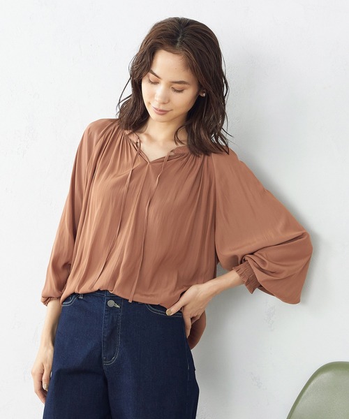 COMME CA ISM（コムサイズム）の「サテンギャザーブラウス（シャツ/ブラウス・レディース・ブラウン/ボルドー/グレイッシュベージュ・MEDIUM/LARGE）」の2枚目の写真