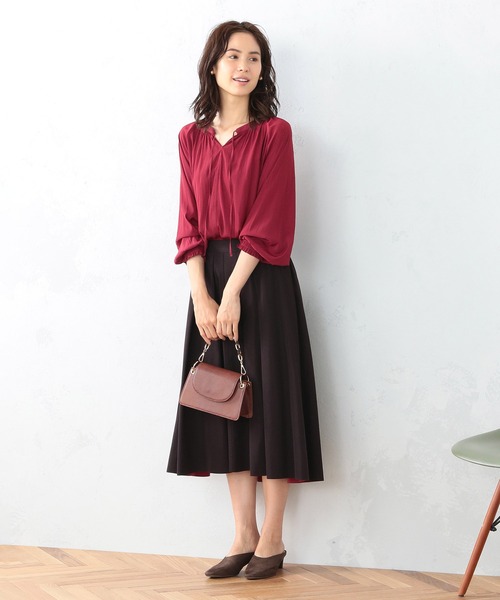 COMME CA ISM（コムサイズム）の「サテンギャザーブラウス（シャツ/ブラウス・レディース・ブラウン/ボルドー/グレイッシュベージュ・MEDIUM/LARGE）」の5枚目の写真