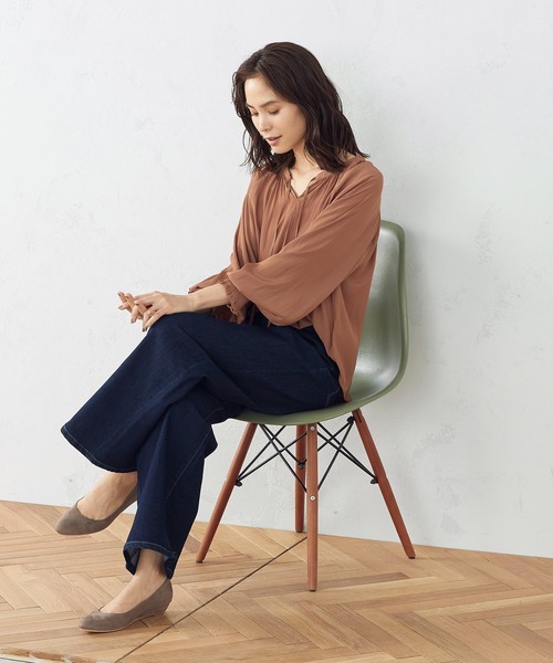 COMME CA ISM（コムサイズム）の「サテンギャザーブラウス（シャツ/ブラウス・レディース・ブラウン/ボルドー/グレイッシュベージュ・MEDIUM/LARGE）」の14枚目の写真