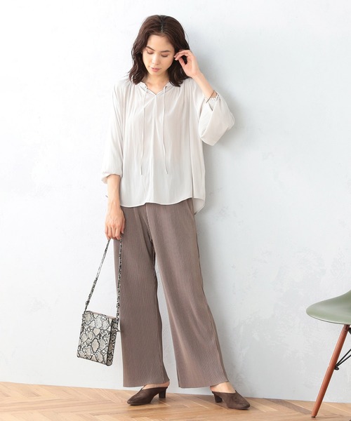 COMME CA ISM（コムサイズム）の「サテンギャザーブラウス（シャツ/ブラウス・レディース・ブラウン/ボルドー/グレイッシュベージュ・MEDIUM/LARGE）」の11枚目の写真