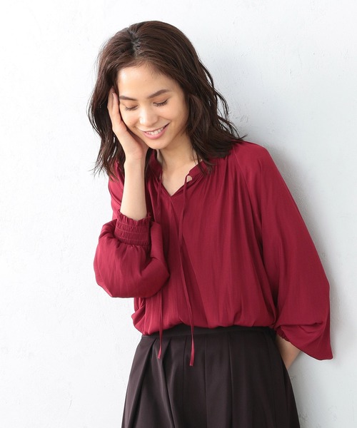 COMME CA ISM（コムサイズム）の「サテンギャザーブラウス（シャツ/ブラウス・レディース・ブラウン/ボルドー/グレイッシュベージュ・MEDIUM/LARGE）」の10枚目の写真