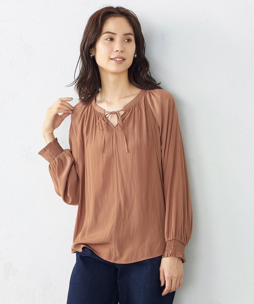 COMME CA ISM（コムサイズム）の「サテンギャザーブラウス（シャツ/ブラウス・レディース・ブラウン/ボルドー/グレイッシュベージュ・MEDIUM/LARGE）」の7枚目の写真