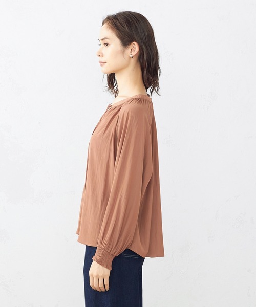 COMME CA ISM（コムサイズム）の「サテンギャザーブラウス（シャツ/ブラウス・レディース・ブラウン/ボルドー/グレイッシュベージュ・MEDIUM/LARGE）」の13枚目の写真