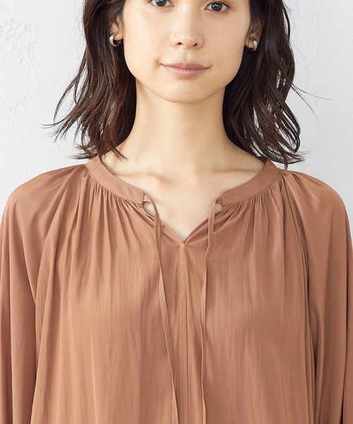 COMME CA ISM（コムサイズム）の「サテンギャザーブラウス（シャツ/ブラウス・レディース・ブラウン/ボルドー/グレイッシュベージュ・MEDIUM/LARGE）」の6枚目の写真