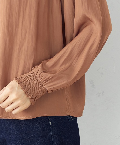 COMME CA ISM（コムサイズム）の「サテンギャザーブラウス（シャツ/ブラウス・レディース・ブラウン/ボルドー/グレイッシュベージュ・MEDIUM/LARGE）」の15枚目の写真