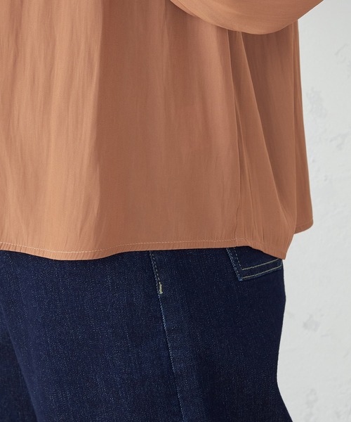 COMME CA ISM（コムサイズム）の「サテンギャザーブラウス（シャツ/ブラウス・レディース・ブラウン/ボルドー/グレイッシュベージュ・MEDIUM/LARGE）」の9枚目の写真