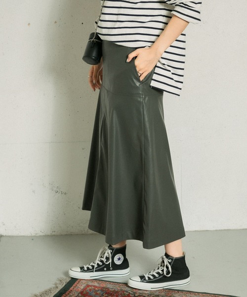 KBF（ケイビーエフ）の「フェイクレザーフレアスカート（スカート・レディース・ブラック/ネイビー/グレー系その他・ONE）」の3枚目の写真