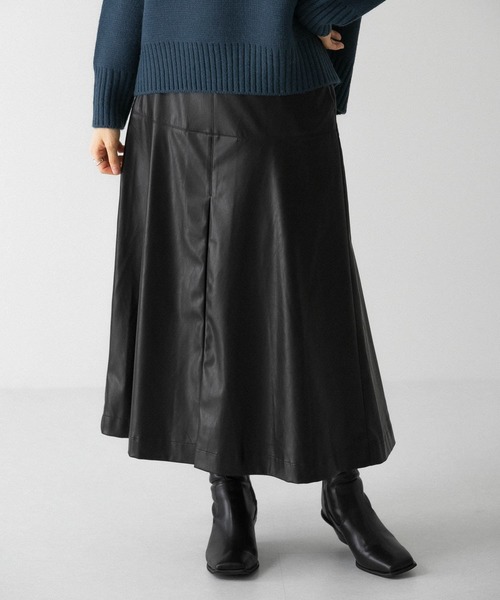 KBF（ケイビーエフ）の「フェイクレザーフレアスカート（スカート・レディース・ブラック/ネイビー/グレー系その他・ONE）」の2枚目の写真