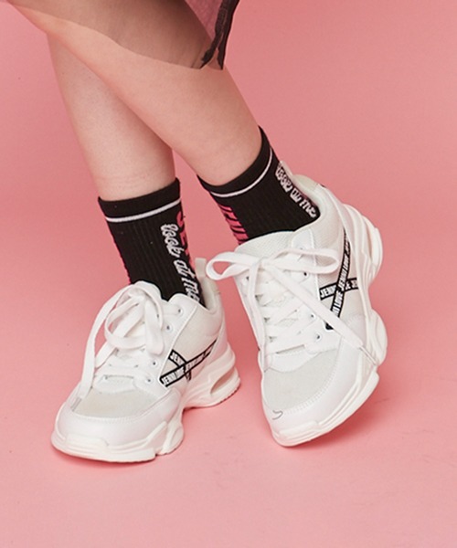 JENNI love（ジェニィラブ）の「ロゴテープスニーカー（スニーカー・キッズ・ブラック/オフホワイト/サックスブルー/ラベンダー・22cm/23cm/24cm/20cm/21cm）」の2枚目の写真