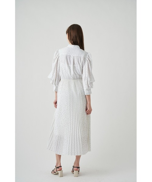 SNIDEL(スナイデル)の「Sustainableラッフルプリーツワンピース(ワンピース・レディース・ホワイト/ピンク/ドット・1/0)」の5枚目の写真
