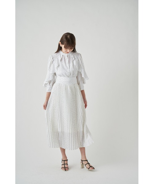 SNIDEL(スナイデル)の「Sustainableラッフルプリーツワンピース(ワンピース・レディース・ホワイト/ピンク/ドット・1/0)」の6枚目の写真