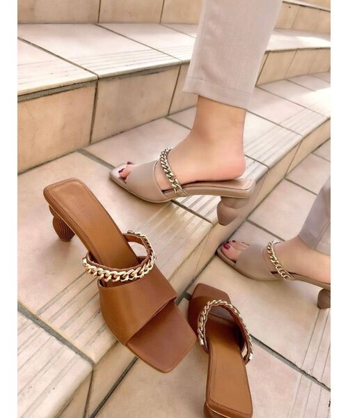 RESEXXY(リゼクシー)の「スクエアチェーンデザインサンダル(サンダル・レディース・ベージュ/ブラウン/ブラック・MEDIUM/SMALL/LARGE)」の4枚目の写真
