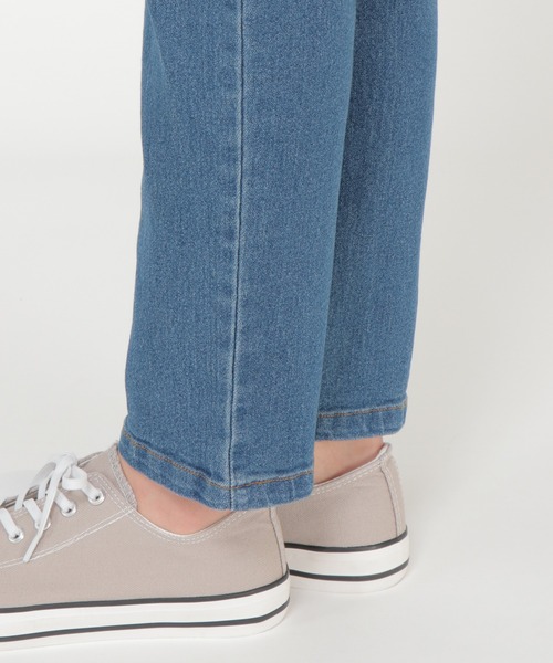 ikka（イッカ）の「デニムストレッチスキニーパンツ（デニムパンツ・レディース・ブルー/オフホワイト/ネイビー・M/L/S）」の15枚目の写真
