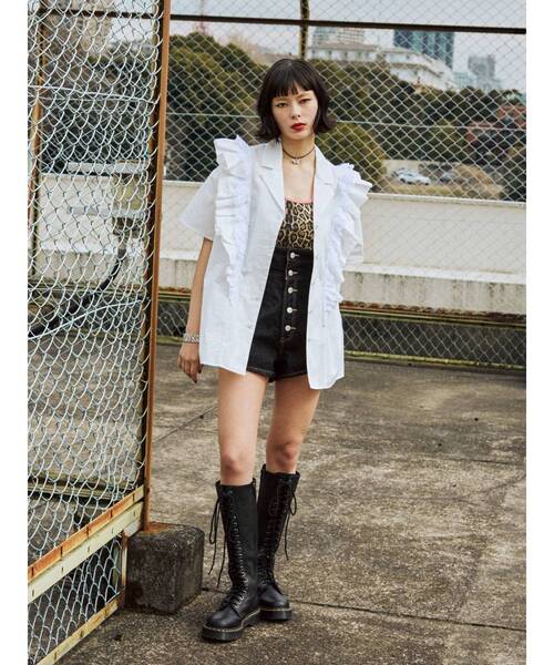 jouetie（ジュエティ）の「ボタンフライハイウエストデニムショートパンツ（デニムパンツ・レディース・ライトブルー/ブラック・SMALL/MEDIUM）」の11枚目の写真