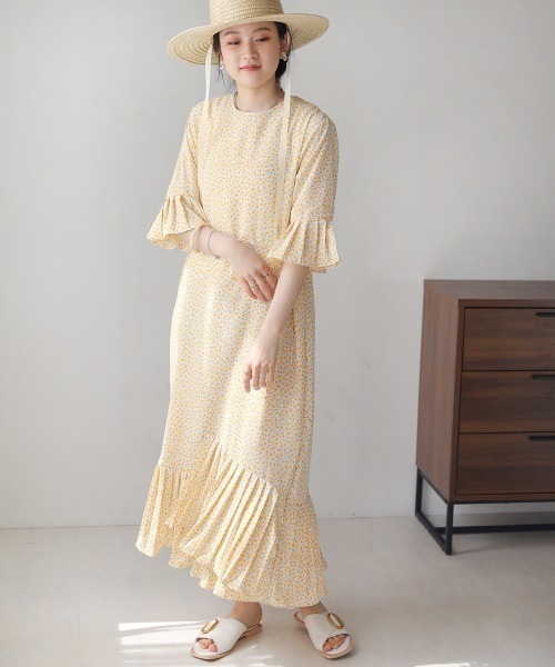 Bab(バブ)の「裾アシメプリーツワンピース(ワンピース・レディース・イエロー/ブラック・M)」の1枚目の写真