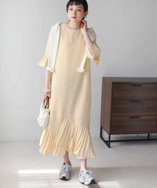 Bab(バブ)の「裾アシメプリーツワンピース(ワンピース・レディース・イエロー/ブラック・M)」の4枚目の写真