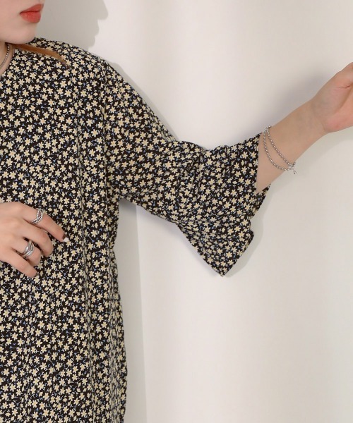 Bab(バブ)の「裾アシメプリーツワンピース(ワンピース・レディース・イエロー/ブラック・M)」の11枚目の写真