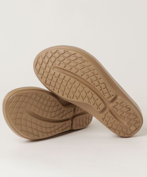 OOFOS（ウーフォス）の「OOFOS OOlala（サンダル・レディース・ブラック/ベージュ/グレー/ホワイト・6/8/7）」の18枚目の写真