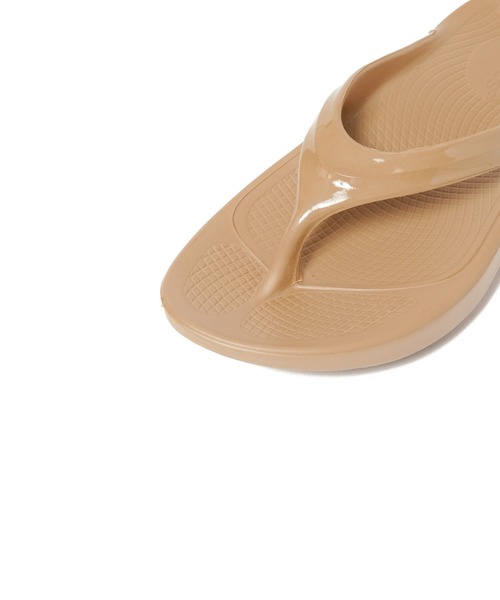 OOFOS（ウーフォス）の「OOFOS OOlala（サンダル・レディース・ブラック/ベージュ/グレー/ホワイト・6/8/7）」の13枚目の写真