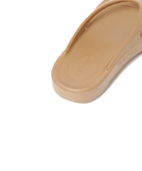 OOFOS（ウーフォス）の「OOFOS OOlala（サンダル・レディース・ブラック/ベージュ/グレー/ホワイト・6/8/7）」の14枚目の写真
