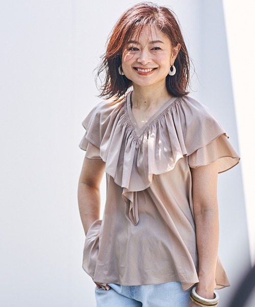 ROPE'（ロペ）の「【エディター三尋木奈保さんコラボ】ラッフルブラウス（シャツ/ブラウス・レディース・ベージュ/ネイビー/ブルー系その他4/オフホワイト・38）」の2枚目の写真