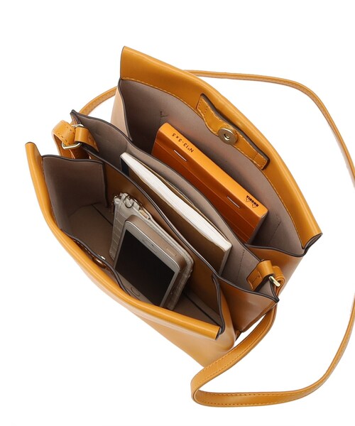 SHOO・LA・RUE（シューラルー）の「◆1枚革風3層ショルダーバッグ（ショルダーバッグ・レディース・ブラック/グレー/イエロー・00）」の12枚目の写真