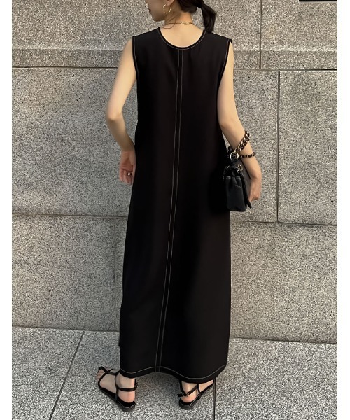 Re:EDIT（リエディ）の「[低身長/高身長サイズ有]前後2WAY配色ステッチVネックジャンパースカート（ジャンパースカート・レディース・ブラック/ブラウン・MEDIUM/LARGE/SHORT/TALL）」の5枚目の写真