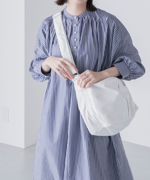 BONLECILL（ボンルシール）の「ボリュームスリーブ  パールボタンヘンリーネック シャツワンピース（シャツワンピース・レディース・オフホワイト/ネイビー系/ブルー/オレンジ/ネイビー・FREE）」の5枚目の写真