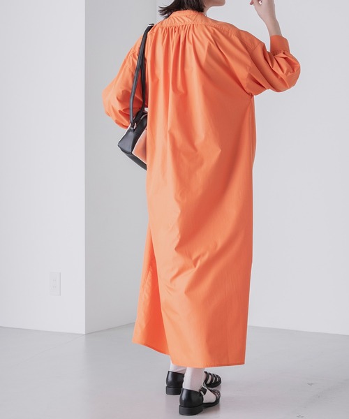 BONLECILL（ボンルシール）の「ボリュームスリーブ  パールボタンヘンリーネック シャツワンピース（シャツワンピース・レディース・オフホワイト/ネイビー系/ブルー/オレンジ/ネイビー・FREE）」の15枚目の写真