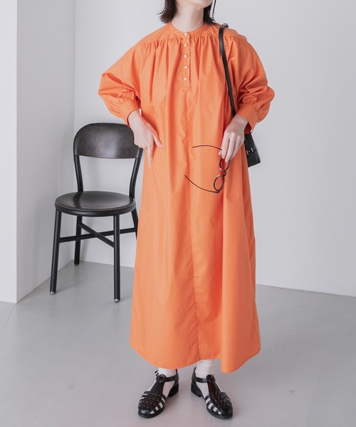 BONLECILL（ボンルシール）の「ボリュームスリーブ  パールボタンヘンリーネック シャツワンピース（シャツワンピース・レディース・オフホワイト/ネイビー系/ブルー/オレンジ/ネイビー・FREE）」の8枚目の写真