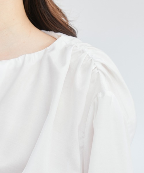 シャーリングペプラムブラウス