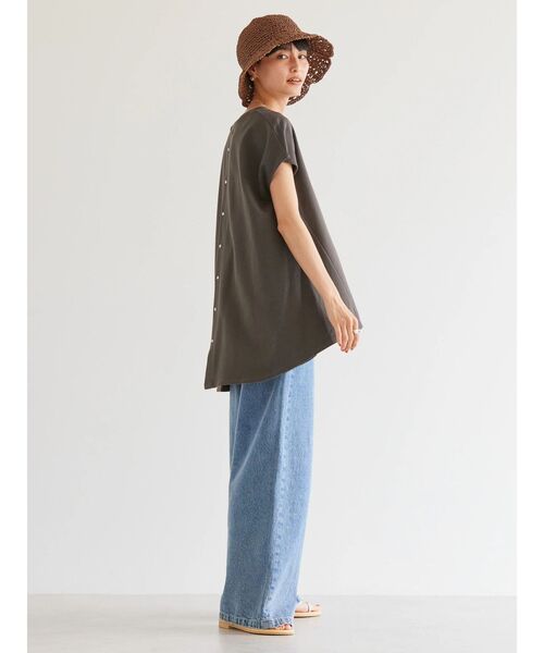 AMERICAN HOLIC（アメリカンホリック）の「バック異素材ドットボタンカットプルオーバー（Tシャツ/カットソー・レディース・チャコールグレー/グレイッシュベージュ/オフホワイト・L/M）」の9枚目の写真