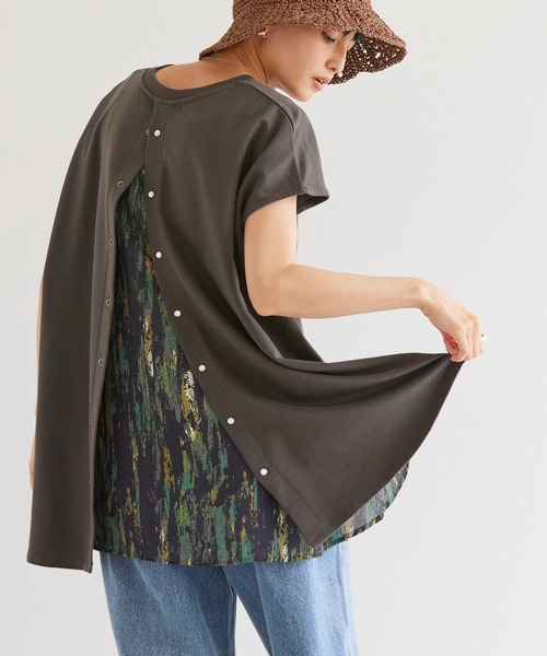 AMERICAN HOLIC（アメリカンホリック）の「バック異素材ドットボタンカットプルオーバー（Tシャツ/カットソー・レディース・チャコールグレー/グレイッシュベージュ/オフホワイト・L/M）」の3枚目の写真