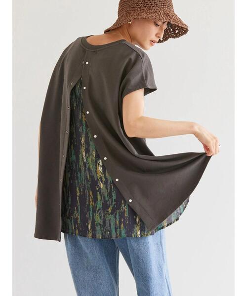 AMERICAN HOLIC（アメリカンホリック）の「バック異素材ドットボタンカットプルオーバー（Tシャツ/カットソー・レディース・チャコールグレー/グレイッシュベージュ/オフホワイト・L/M）」の4枚目の写真