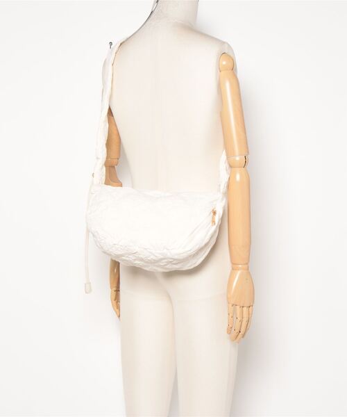 flower（フラワー）の「キルティングギャザーバッグ2（ショルダーバッグ・レディース・アイボリー・FREE）」の5枚目の写真