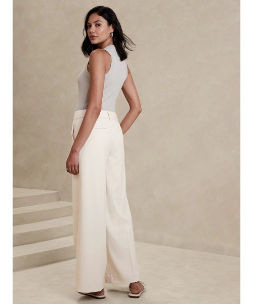 未使用　バナナリパブリック　ホワイトパンツスーツ　サイズ2 未使用 バナナリパブリック ホワイトパンツスーツ サイズ2