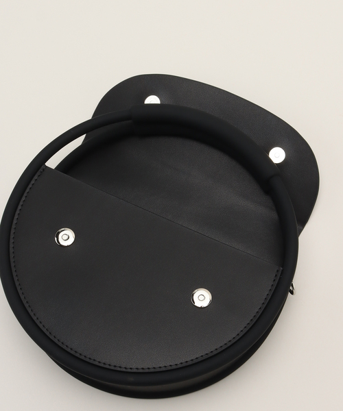 NaNa-NaNa（ナナナナ）の「【nana-nana/ナナ-ナナ】HOOP RECYCLED LEATHER（ハンドバッグ・レディース・ブラック・FREE）」の5枚目の写真