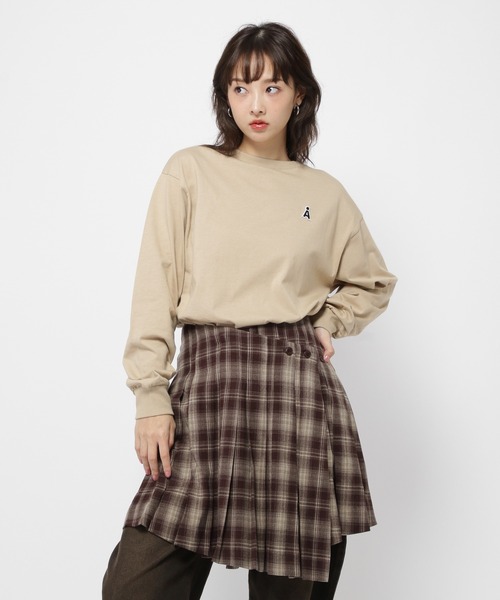 ALAND(エーランド)の「【UNISEX】ALAND/ワッペンロゴ長袖Tシャツ(Tシャツ/カットソー・レディース・ベージュ/ブラック/ホワイト/ブルー/ネイビー・LARGE/MEDIUM/X-LARGE/SMALL)」の3枚目の写真