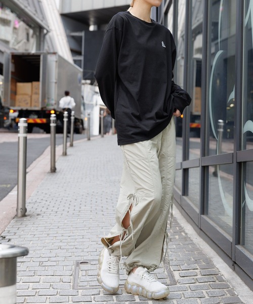 ALAND(エーランド)の「【UNISEX】ALAND/ワッペンロゴ長袖Tシャツ(Tシャツ/カットソー・レディース・ベージュ/ブラック/ホワイト/ブルー/ネイビー・LARGE/MEDIUM/X-LARGE/SMALL)」の6枚目の写真